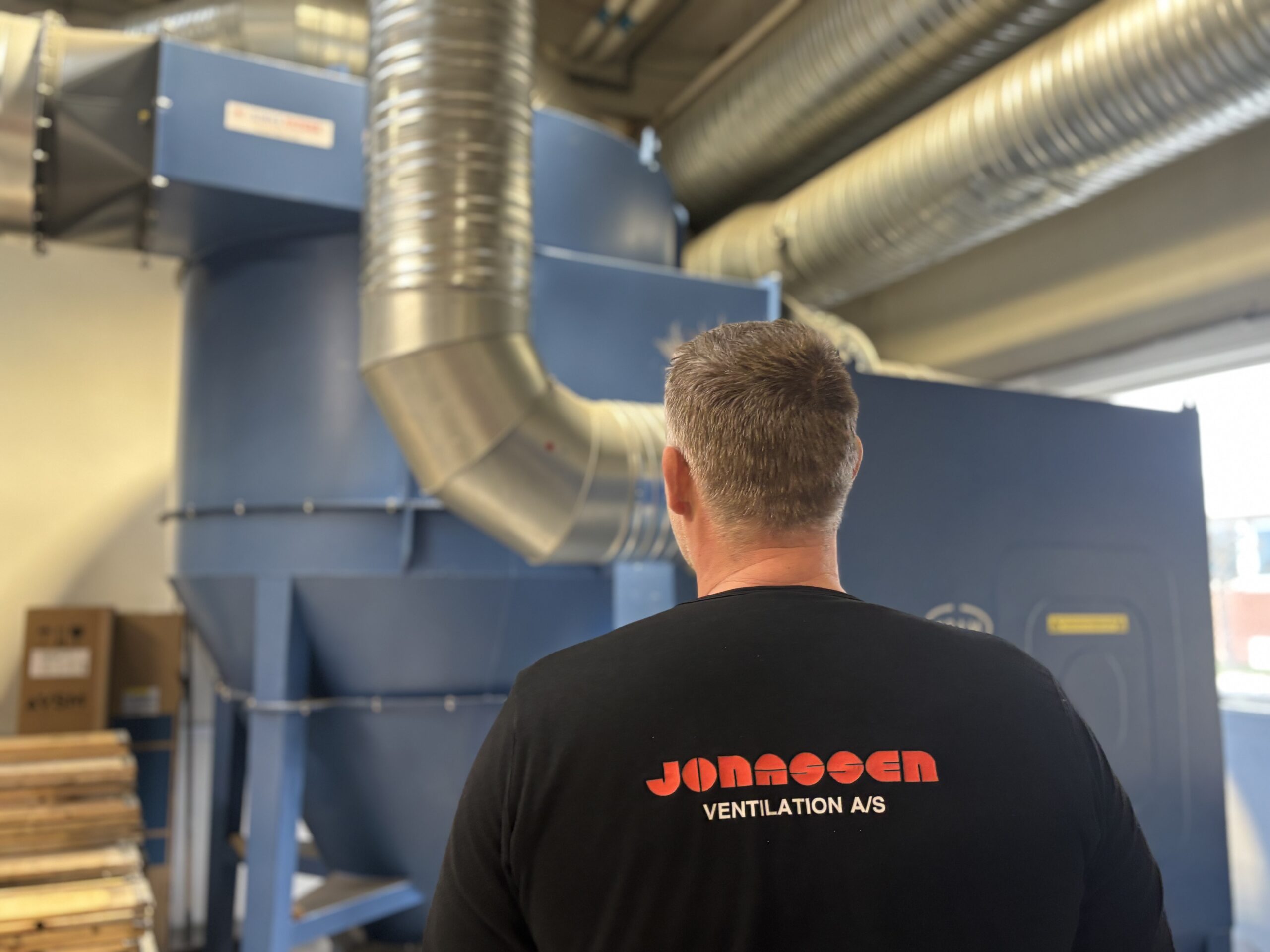 Ventilationstekniker fra Jonassen Ventilation efterser stort industrianlæg hos Mekoprint