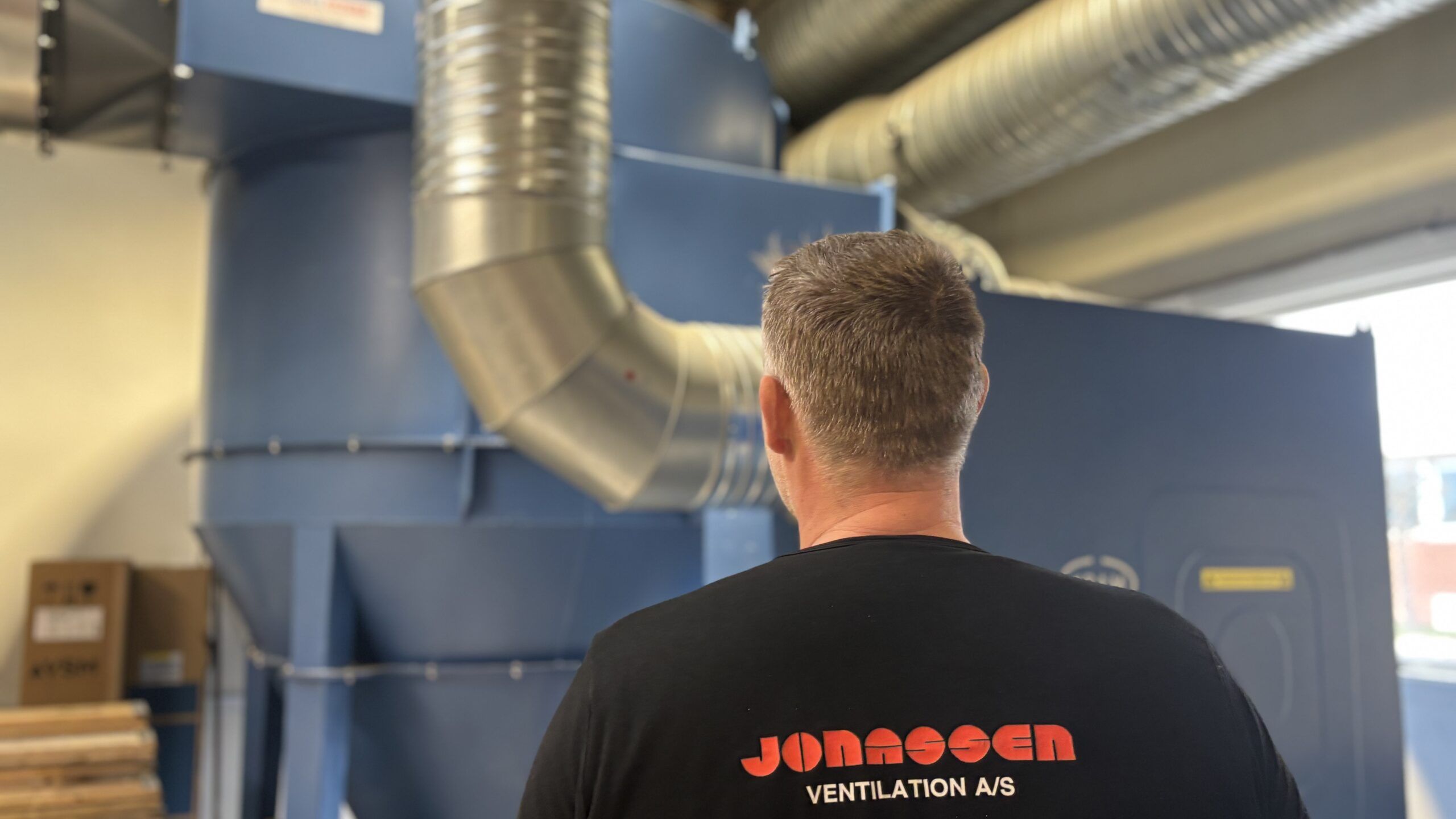 Ventilationstekniker fra Jonassen Ventilation efterser stort industrianlæg hos Mekoprint